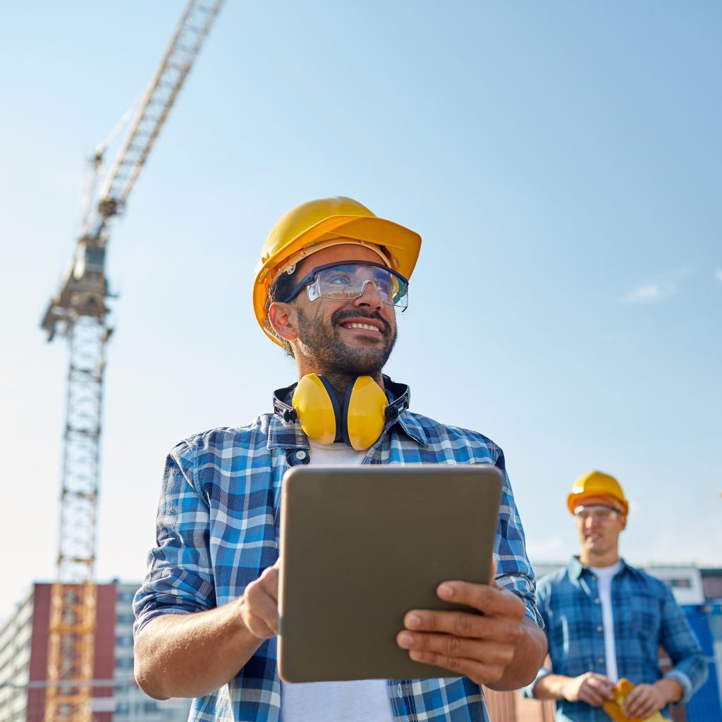 Grupo de trabajadores de la construcción masculinos con habilidades que puede aprender gratis en Santa Ana College 