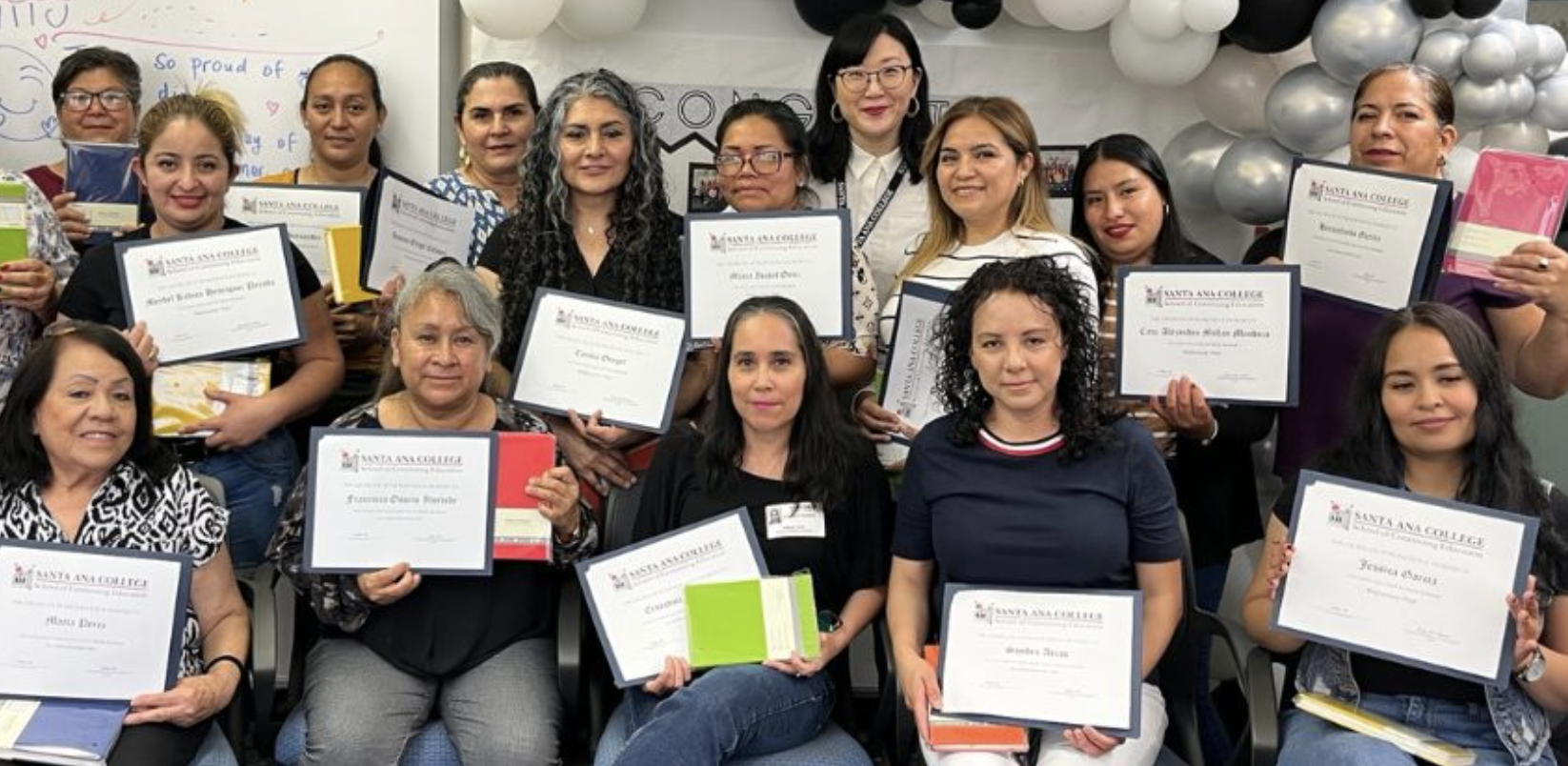 Los estudiantes sonriendo con certificados Certificados de ganancia de estudiantes en SAUSD